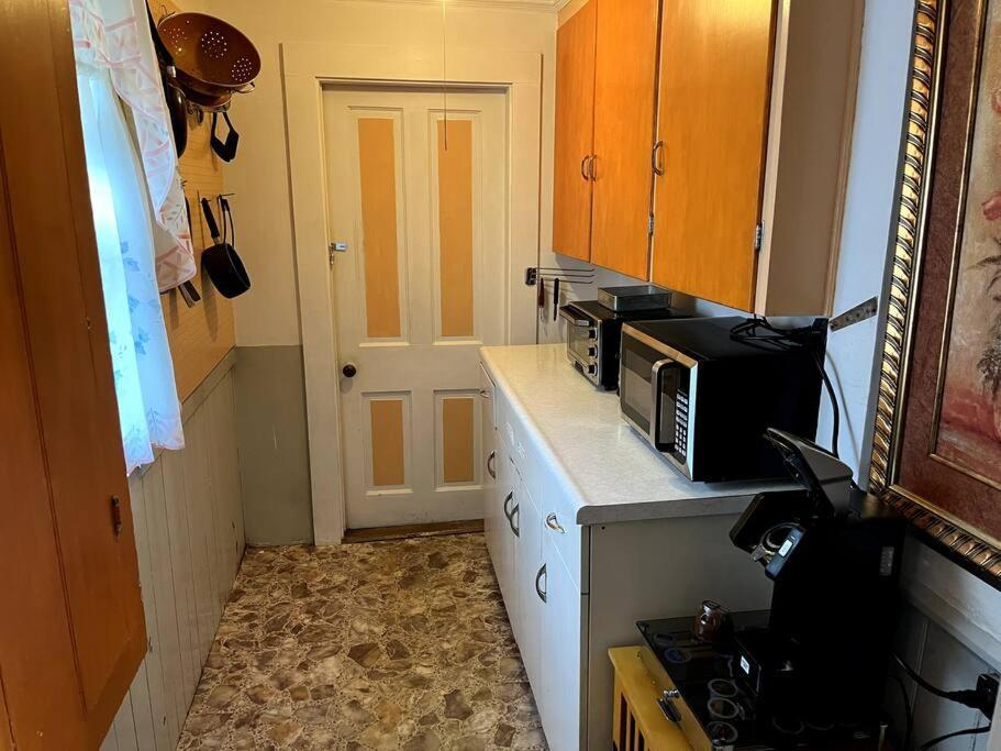 Cute 6-Bedroom Getaway In The Heart Of Littleton Esterno foto