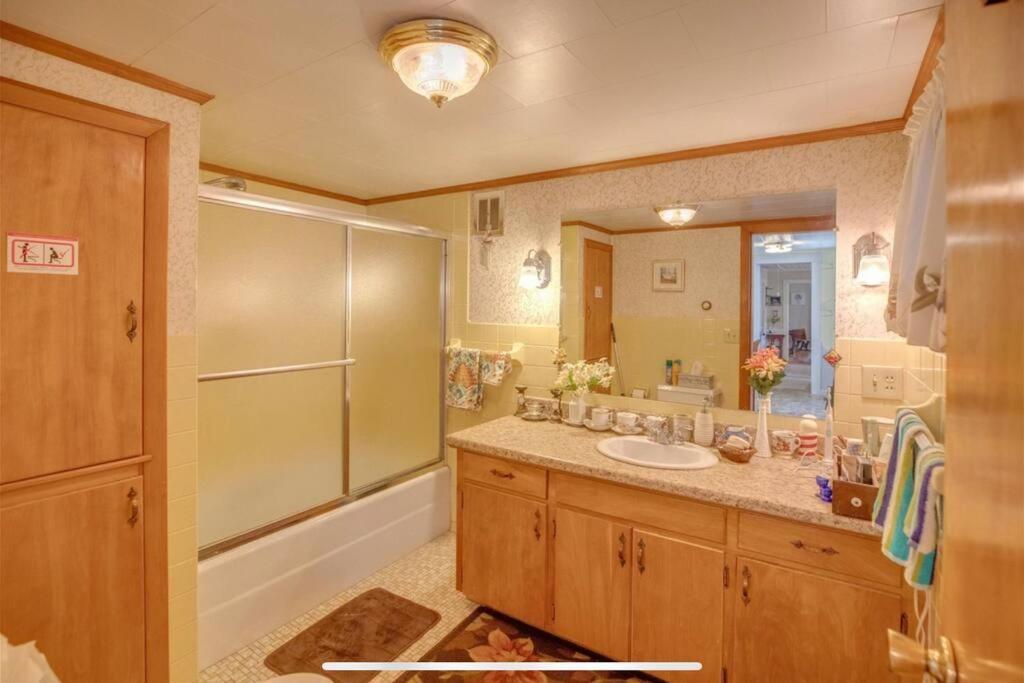 Cute 6-Bedroom Getaway In The Heart Of Littleton Esterno foto