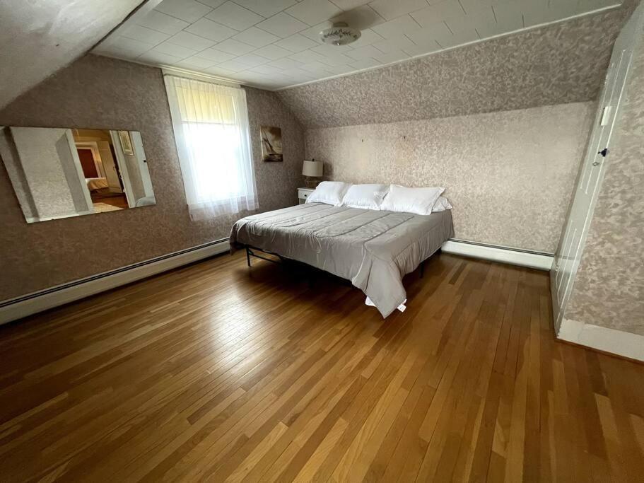 Cute 6-Bedroom Getaway In The Heart Of Littleton Esterno foto