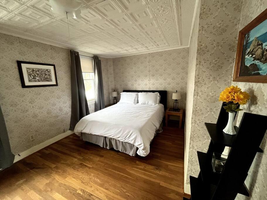 Cute 6-Bedroom Getaway In The Heart Of Littleton Esterno foto